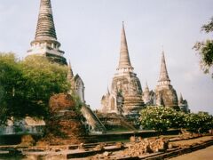 アユタヤの歴代王3人の遺骨が納められている仏塔が有名な寺院ワット・プラ・シー・サンペット。3つ並ぶ仏塔は壮観。ビルマ軍に破壊される前はどんなだったか