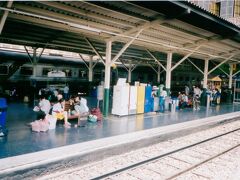 この旅も目的はタイの古都アユタヤを訪ねること。せっかくなので鉄道で車窓の風景を楽しみながら旅をしようということでフアランポーン駅へ