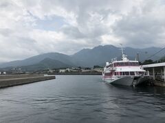 高速船トッピーで屋久島の宮之浦港に到着
トッピーは水面から浮いて航行するので多少の波では揺れない