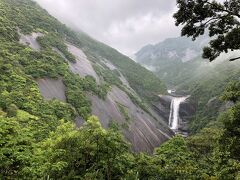 千尋の滝（せんぴろのたき）
滝よりも隣の岩肌が特徴的