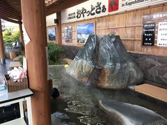 鹿児島空港の足湯、桜島的な・・・

鹿児島空港からレンタカーを借りて、指宿を目指すのですが、
ちょっと遠いので、鹿児島市内でお昼食べてから。

ザーザー大雨です。