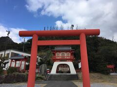 長崎鼻の竜宮神社へ。
竜宮城的なフォルムです。
小さくて可愛い神社。