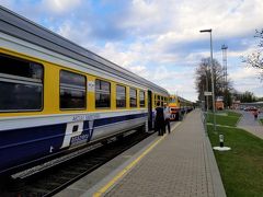 途中、ガイドブックに載っている「スィグルダ Sigulda 駅」で停車したまま、なかなか発車しない。

そして急に、

ガタン、ゴゴゴゴ・・・

と、大きな音がしたので外に出てみたら、後ろ２両が切り離されていました。

そっかぁ~
だからリガ駅で乗り込むとき、ドア閉まってて乗れなかったのね。
納得。