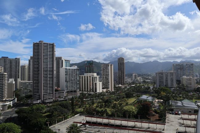 ２日目<br />ラナイから山側の景色。晴天です。