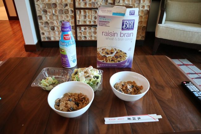 朝食は昨日買ったシリアルとサラダ。<br />コンドミニアムはいいですね。