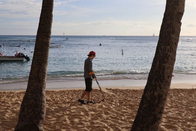 外には金属探知機おじさん。ワイキキビーチでたまに見かけます。金属探知機はコストコで売っているのを見ました。