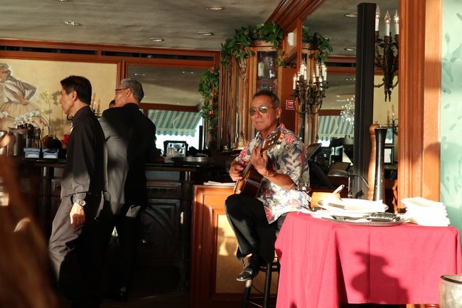 ギターの生演奏が始まりました。