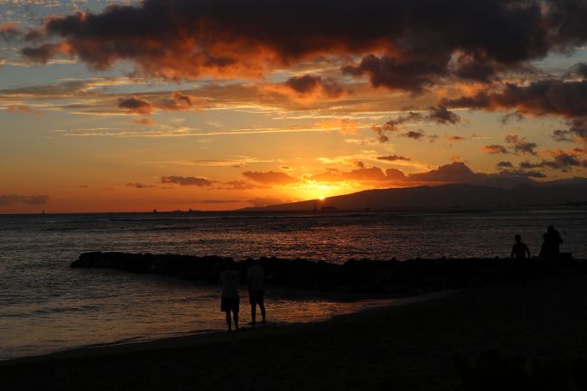 山の向こうに沈みました。