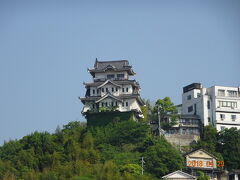 千光寺から左の方に目を移すと尾道城が見えました。
こちらは観光スポットではなく、個人所有で老朽化していて色々と問題を抱えているそうです。