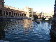 スペイン広場にやってきました。建物前に池があり、涼しそうに見えます。ボートも浮かんでいます。