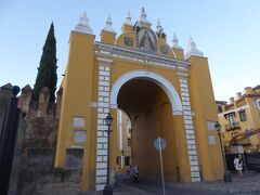 マカレナ教会（Basilica de la Macarena)の門です。古い教会が焼失したため。1941年に再建されています。
