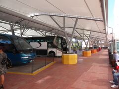 セゴビアのバスターミナルに到着しました。帰りは、このバスターミナルからマドリード行のバスに乗車します。帰りのバス時刻表をチェックして観光に出発です。