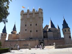 アルカサル（王宮）前の広場に到着しました。チケットを購入して、内部見学をします。