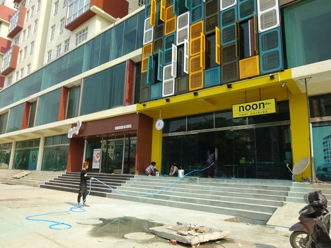 外観はこんな。奥の茶色い方ね。