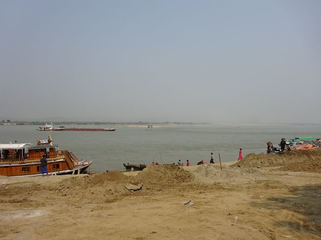 せっかくなので、フェリー乗り場の近くを少し散歩してみました。<br />イヤワジ河、大きいな。<br />