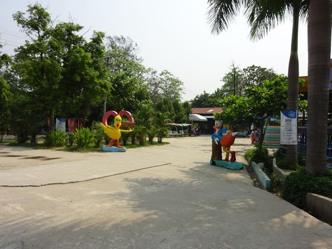 通りの向かい側に遊園地を見つけたので、入ることにしました。<br />時間が余ってしまって、特に行くところもないので。<br /><br />「City Water Park」 入場料3000チャットだったかな？