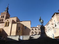カトリック教会（Iglesia de San Martin)で、この教会がある場所は広場(Plaza de Medina del Campo, Segovia)になっていました。