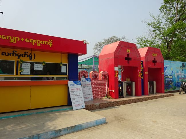 ここは、プールの入り口のようです。