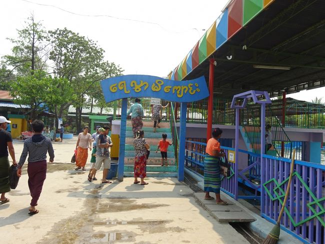 ローラーコースターに乗る人たちかな？