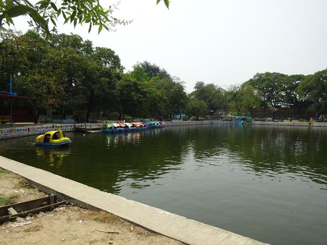 結構な広さの遊園地ですよ。<br />足漕ぎボートの池。