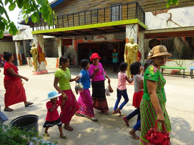 その前を通り過ぎる、ミャンマーの方たち。<br />富裕層と見た。<br />