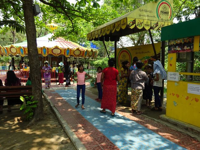 ちょっと、ついて行ってどんなものに乗るのかを探ったら、メリーゴーランドにお子様たちを乗せていらっしゃいましたわ。