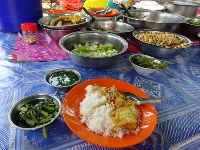 その一角で、お昼ご飯を食べました。<br />お皿にご飯をよそってもらって、好きなおかずを選んで乗せてもらいます。<br />スープがついてきて、新鮮な生野菜もついて、800チャット≒70円