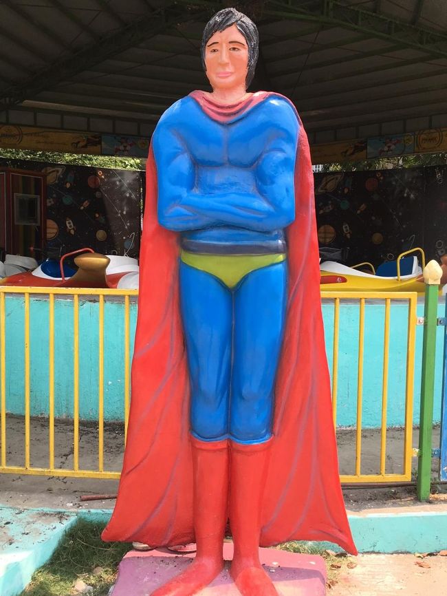 わぁっ！<br />すんごーーーく弱そうな、○ー○ーマンに似た人。<br />