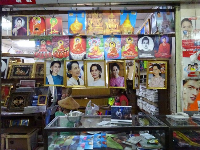 スーチーさんや仏像のブロマイドが際立つお店。