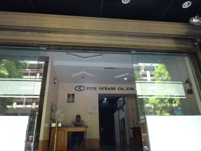 下りは、運動を兼ねて階段で。<br />階下の銀行。厳しいセキュリティ。<br />安心ですね。