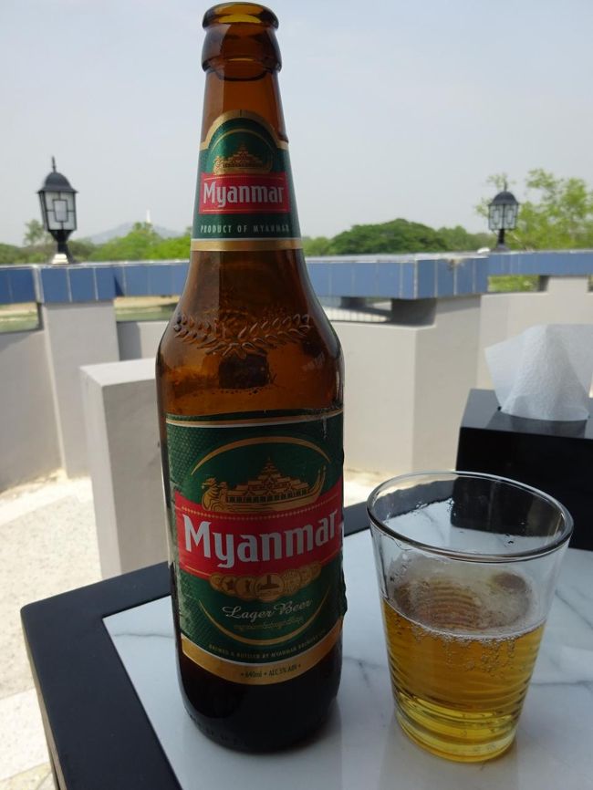 途中、宿近くのコンビニでミャンマービールを買いました、ルーフトップで飲むビールはおいしい～～！