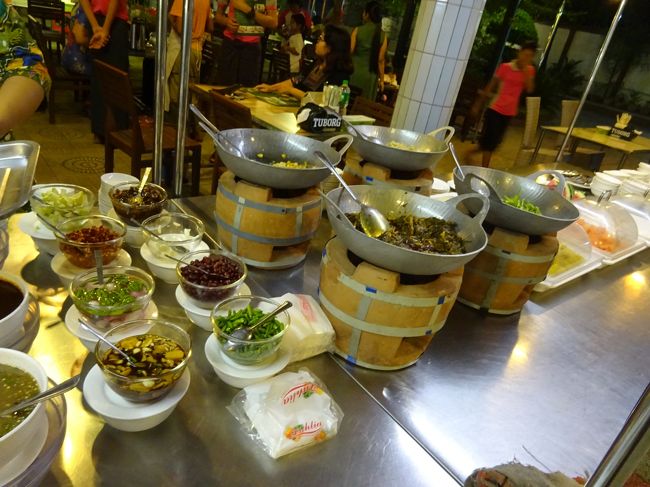 ちょっと郊外にあるバフェ(ビュッフェ)式のお店です。<br /><br /><br />