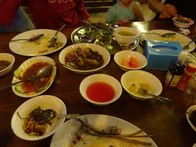 オープンエアのテーブル。<br />おいしいご馳走がテーブル狭しと並びました。<br />どのお料理もおいしかったし、楽しかった！<br />シーくん家族に感謝！