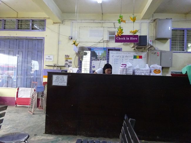 前日に予約したバスの乗り場、の受付カウンター