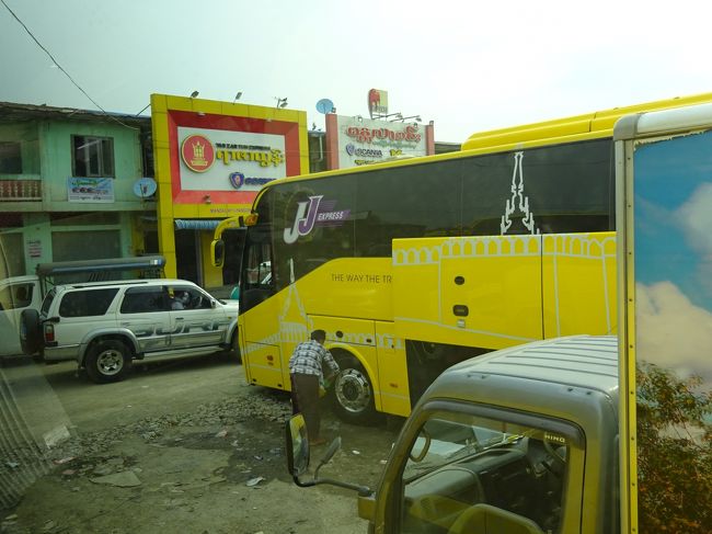 バス、来ました。<br />乗り込みます。