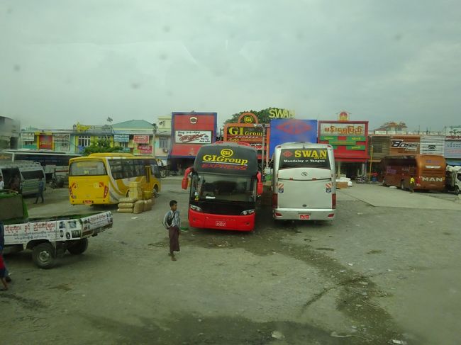 翌日は、ヤンゴンへバスで移動します。<br />