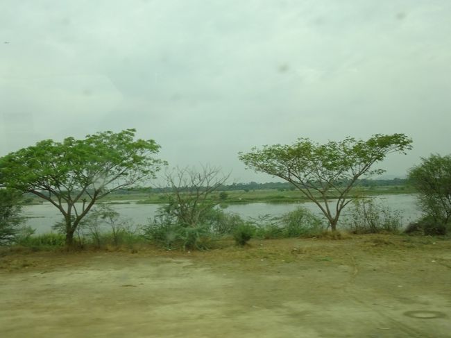 昼のバスは、女性のアテンダントさんが案内してくれます。<br />途中、おやつや飲み物のサービスをしてくれたり、休憩の時にアナウンスしてくれたりと、とても親切。<br />