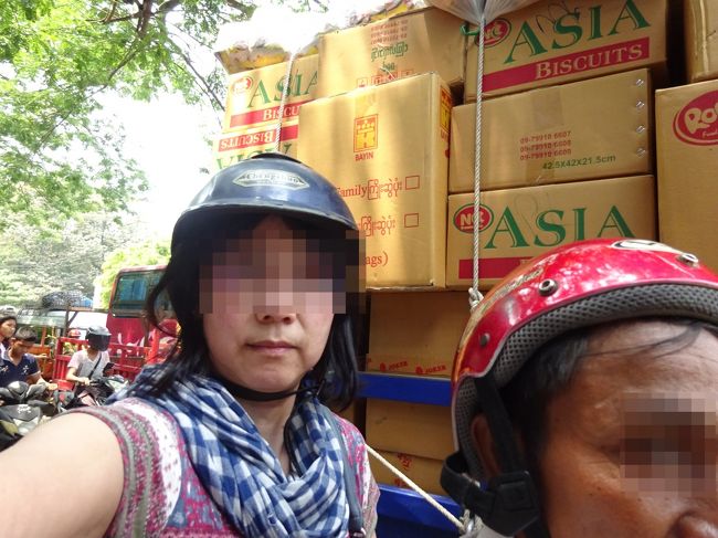 などと思いながら、一袋500チャット（約40円）のみかんを買ってバイクタクシーで宿方面へ帰る私。<br />バイタク＝1000チャット（80円）