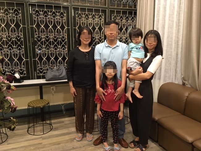シー君家族との記念写真。<br />シー君は、日本に留学経験のある、日系企業で働く青年です。<br />日本語検定1級の資格を持っているので、日本語での会話はまったく不自由ありませんでした。<br />綺麗な奥さん、かわいい子ども達と高級マンションに住み、自家用車を持ち、日本語を操り、国内の一流企業で働くエリートです。