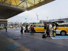 台北松山空港へ到着。今回はANAの羽田発の便を利用しました。飛行機を降りたとたんに熱い風が。台湾はもう夏の気候です。

ターミナルを出てから、台湾高鉄（新幹線）の台北駅までは、タクシーで移動しました。確か200元ちょっとくらい。