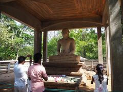 「サマーディ仏像」
屋根で保護されているように、大変重要な仏像のようで、大量の人がこの前でお祈り＆撮影していました。
