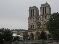 パリ滞在２日目。
この日の用務は午後から。

ということで、早起きして、午前中にパリの名所散策。

まずはノートルダム大聖堂。
ここは拝観料も無料なので、当然おじゃまして、キレイなステンドグラスを堪能。

曇り空なのがちょっと残念。