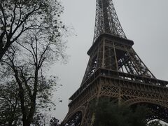 麓までやって来ました。

あぁ、パリにいるんだなぁと思いました。

斜めのアングルもステキです。

この辺りでは、エッフェル塔グッズを引っさげた黒人のお土産売りがうろうろしてますが、エッフェル塔キーホルダーは、Bir Hakeim駅近くのお土産屋で見つけた0.3ユーロが最安値だったと思います。

よっしゃ、じゃ、仕事に行かなきゃ。