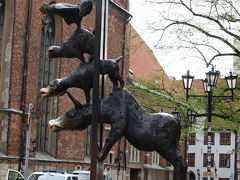 聖ペテロ教会の裏には、ブレーメンの音楽隊のモニュメント。独立を記念して、姉妹都市のブレーメンから贈られたもの。

音楽隊がベルリンの壁を突き破り、自由を手にする構図だそうです。