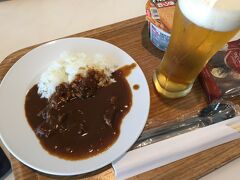 まずはラウンジで腹ごしらえ。カレーが一番おいしかった。