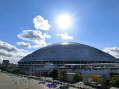 栄で乗り換えて、駅に到着して10分位歩くと・・・
ナゴヤドーム登場！

ウォーキングや、ジョギングしてる方くらいで
さすがに、この時間に観光してる方、誰もいませんでした。