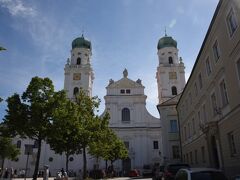 すぐに大聖堂を目指した。バロック様式の聖堂で青い屋根が目印だ。

ここのパイプオルガンは世界最大級の大きさである。そのコンサートがほぼ毎日、12時から30分間ある。人気のコンサートなので、急いで切符を買いに来たのである。5ユーロと安い。