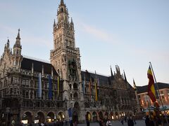 まだ明るいので地下鉄に乗り、新市庁舎を見にいった。