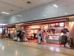 羽田第一ターミナル地下1階にある「ディーンアンドデルーカ」さん
よーじやカフェの隣にあります。
パン等テイクアウトもできますが、この日はイートイン。