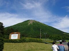 大山まきばみるくの里は、先ほど停めた駐車場から10分位で到着

大山は、少し離れてみるほうがきれいとどなたかのブログで見ましたが、確かにこれはきれいだ♪